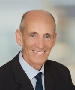 Porträt von Harald Demolsky, IT-Berater, vor einem neutralen Hintergrund.