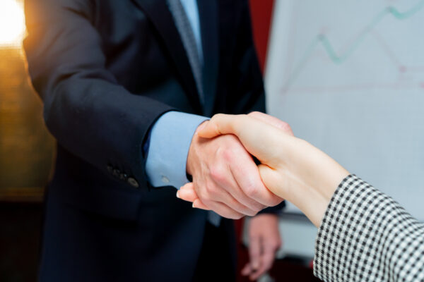 Handschlag zwischen Geschäftspartnern