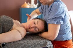 Mobile Masseurin arbeitet bei Klientin zuhause